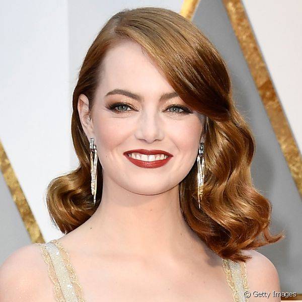 Emma Stone ganhou seu Oscar de Melhor Atriz usando um look super elegante com batom vermelho tijolo (Getty Images)